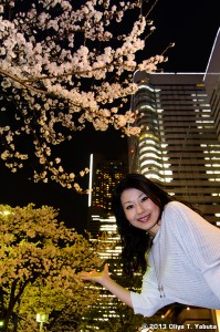 写真5　桜と夜景と自分撮り　三脚を使うと自分撮りもできます。夜景だけじゃなく、桜まで欲張って入れてみました。