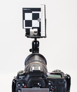 写真06カメラと LENSCAL を正対させる 三脚に装着したカメラも水平をとり、LENSCAL と真正面から向き合わせる。