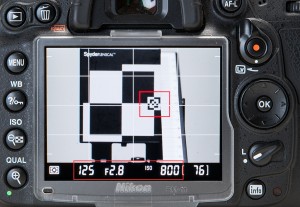 写真12LENSCAL を大写しにする LENSCAL がこの程度の大きさに写るように、カメラと LENSCAL の距離を離す。