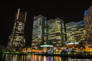 写真１　三脚を使えばキレイで確実な夜景撮影　Nikon D7000 をベルボンのウルトレックシリーズ UT-63Q で固定して、横浜の夜景を撮ってみました。