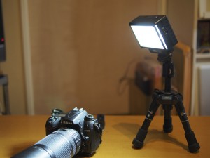 撮影用のLEDライトをミニ三脚につければ簡単なライティングも。もちろんストロボをつけてリモートで光らせるときも便利。