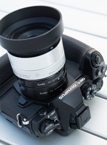 写真03接写リングとカメラ Olympus OM-D E-M1 とマイクロフォーサーズレンズの間に接写リングを装着したところ。