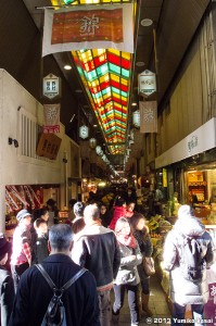 暮れの錦市場 大晦日になると、錦市場は買い物客と観光客でいっぱい。買うものを決めて、いつものお店に直行。