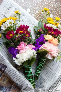 お供えのお花 お花屋さんに行くと、こんな花束が一対になって売られています。仏さんやお地蔵さん用にかわいくアレンジしてあるんです。