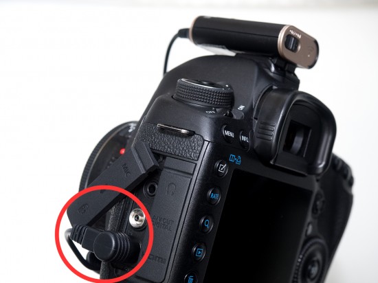 受信機とカメラのレリーズ端子を付属のケーブルで接続。受信機はカメラのアクセサリーシューに装着できるが、受信機側にアクセサリーシューとの通信端子はない。