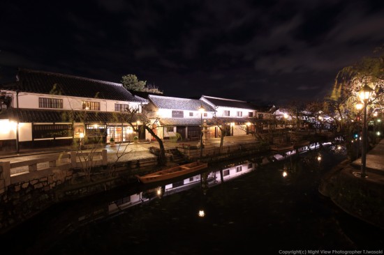 倉敷美観地区は倉敷市の伝統的な建築物が保存されたエリア。夜間は美観地区全体がライトアップされていて、年中を通して風情ある夜景が楽しめる。