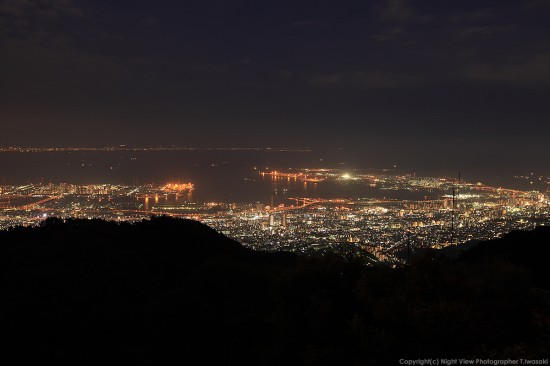 六甲山で有名な夜景スポット「天覧台」から撮影。大阪から神戸方面までの夜景が視界一面に広がる。カップルだけでなく、写真愛好家にも人気の場所。
