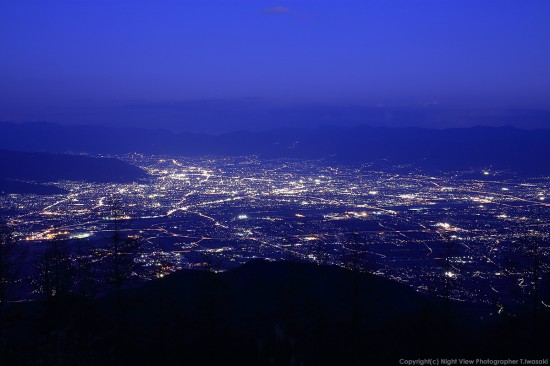 甘利山の山頂付近から撮影。山梨を代表する俯瞰夜景スポットのひとつ。気象条件が良ければ富士山のシルエットも写し込める。富士山愛好家にも人気の撮影スポットだが、冬季は道路の通行禁止期間があるため、要注意。