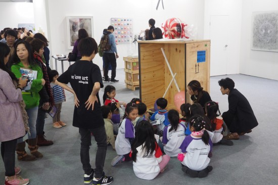 会場内のアートを子供たちに解説するキッズプログラムも人気を集めていた。