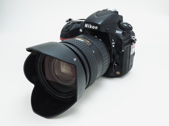 Tokina AT-X 24-70 F2.8 PRO FX に付属のレンズフードを付けて、Nikon D800 に装着したところ