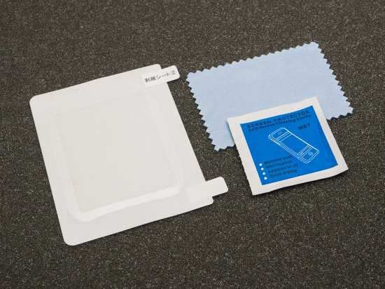 Zéta Super Slim 本体と付属する液晶画面のクリーニング用備品。（ 写真は発売前の製品なので、実際の製品と異なる場合があります ）