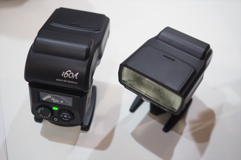 ニッシンジャパンのイチオシはコンパクトストロボi60A 。小型ながら外部電源端子も備える。4万円を切る価格になるとのこと＜ ニッシンジャパン ＞