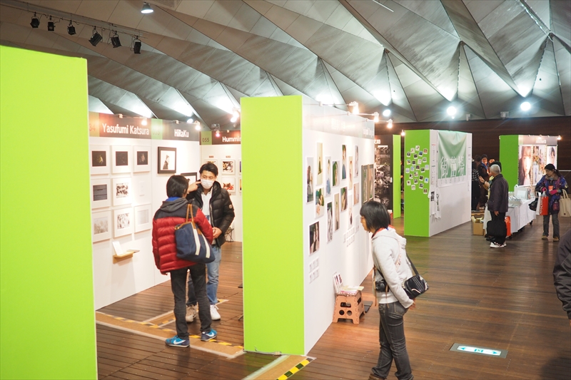 御苗場 vol.18 横浜の会場には、250を超える出展者の展示ブースにぎっしりと作品が展示さている。