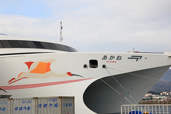 新潟～両津を結ぶカーフェリーは２種類の船が就航しており、普段は「 ときわ丸 」か「 おけさ丸 」だが、タイミングが合えば今回の高速カーフェリー「 あかね 」に乗ることができる
