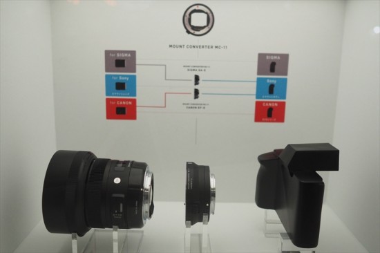 ソニー製のカメラにシグマ、キヤノンマウントのレンズが装着できるマウントコンバーターMC-11。＜ シグマ ＞