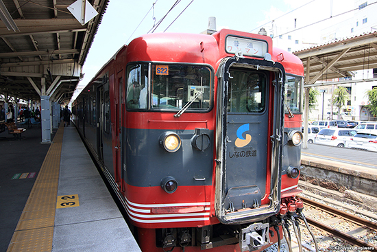 上田駅にちょっと遅れて到着したので、ダッシュしてしなの鉄道ホームに。この時間帯、列車が１時間に１本だから、乗り遅れると大幅に予定が狂っちゃう