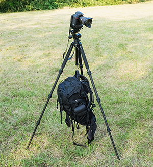 Pro Geo V640 に TAMRON SP 24-70mm F2.8 Di VC USD を装着した Nikon D800 を載せ、安定させるために交換レンズなどの機材が入ったハクバのカメラバッグ GW-PRO バックパック G2 をぶら下げているところ。薮田が実際の撮影でよくやる方法だ