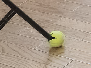 ハウススタジオなどでは、床を三脚やライトスタンドで傷つけないように、テニスボールに切り込みを入れて保護材として使う