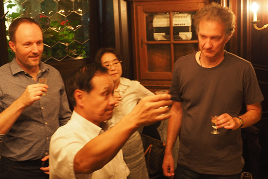 夜にはブロン社のスタッフとアガイ商事のツアー参加者による食事会が開催された。乾杯をするアガイ商事の石木社長
