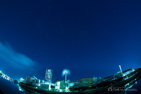 夜空と工場を魚眼レンズで写す
