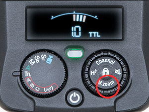 操作ダイヤルの「 M.Zoom 」を長押しして、カラーモニターの左端に「 A 」が表示されたら操作ダイヤルを回して照射角を変更する。任意の照射角に設定したら、もう一度「 M.Zoom 」を長押しするか、しばらく放置（ 約５秒 ）すると通常の画面に変わり、カラーモニターの左上に設定した照射角が表示される