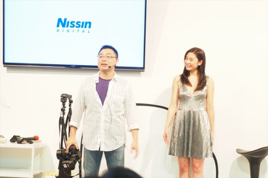各社ステージイベントも活況を呈していた。ニッシンジャパンのブースで撮影のデモンストレーションをする萩原和幸さん（左）。