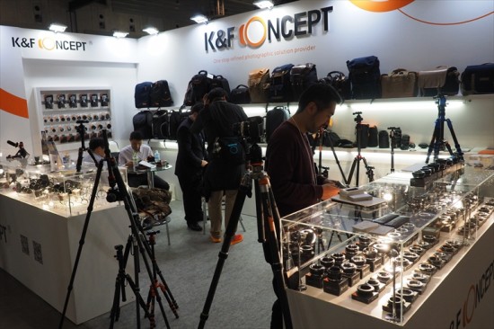レンズアダプターをはじめ、豊富な商品をラインナップしていたK&F Conceptのブース（K&F Concept）