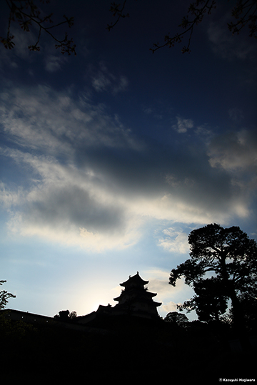 もうすぐ日が暮れる。城に落ちる夕日は、掛川ではきっとシンボリックな光景なんだろうね　　Canon EOS 5D mark III ＋ Tokina AT-X 24-70mm F2.8 PRO FX　　24mm　絞り優先 AE（ f5.0　1/8000 秒 ）　-1.7補正　ISO：200　WB：太陽光　RAW