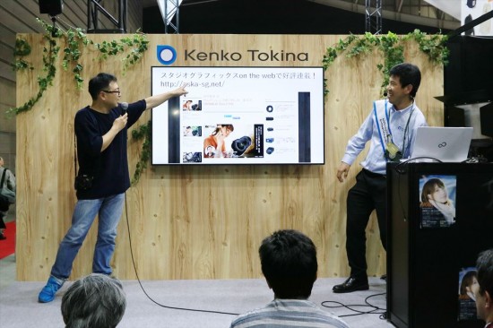 ケンコー・トキナーのステージでは田原さん（右）の司会で様々な写真家のステージが開催。スタジオグラフィックスを紹介する萩原和幸さん。