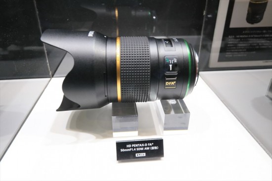 HD PENTAX-D FA★50mmF1.4 SDM AW（仮称）は35mmフルサイズフォーマット対応単焦点レンズ。こちらは参考出品ながらカウンターで実際に触ることができた。