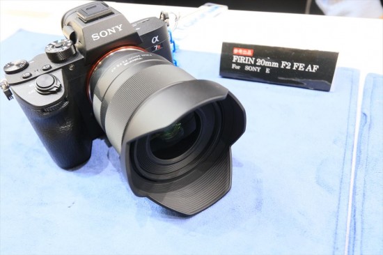 28-75mm F/2.8 Di III RXDを開発発表。レンズは展示のみだが、会場には同レンズで撮影された製品ポスターが展示されているので、その描写力を確認できた。