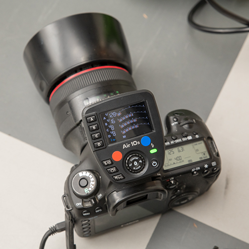 各ストロボの光量はカメラに装着した電波式コマンダー Nissin Air10s ですべてコントロールできます。写真の Air10s のパネルに表示されているＡ～Ｄと、本記事で紹介している（Ａ）～（Ｃ）のストロボは一致していません。