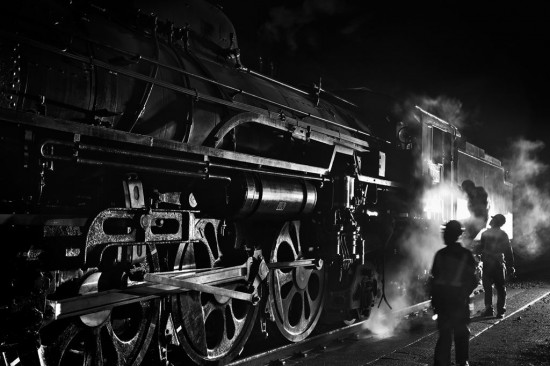 鉄道でのストロボ撮影はご法度だが、このような場面にも遭遇する。蒸気機関車の夜間走行に伴い、簡易的に設置された作業灯。まるでO’Winston Link の世界・・・ 焦点距離：40mm  / シャッター速度：1/10秒 / 絞り数値：F5 / ISO感度：400/手持ち撮影