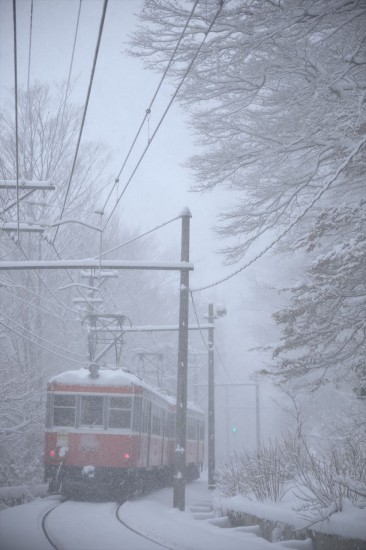 焦点距離：９０mm / シャッター度：1/500秒 / 絞り数値：F4.5 / ISO感度：640 鉄道風景写真では定番風景だけでなく、珍しい降雪風景も積極的に撮影したい。運とタイミングが勝負だ。