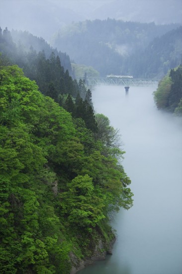 焦点距離：95mm / シャッター速度：1/500秒 / 絞り数値：F /5.0 ISO感度：640 初夏の只見線は川霧に包まれる。幻想的な風景に魅了される訪日外国人客も多い。日本が世界に誇る福島県の絶景路線だ。