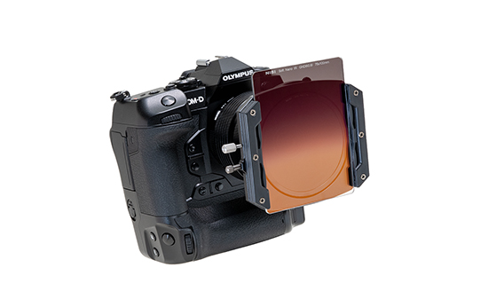 75mm 幅の角形フィルターが使える M75 システム。口径 67mm 以下のレンズに対応しているので、マイクロフォーサーズカメラに最適