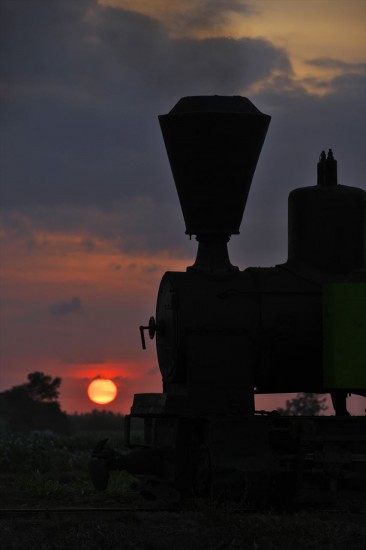 焦点距離：200mm / シャッター度：1/250 秒 / 絞り数値：F10 / ISO感度：250 インドネシアの小さな機関車。煙突の形が特徴的でシルエット撮影に向いていた。