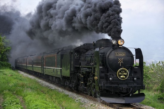 シャッター速度：1/1250秒 / 絞り数値：5.6 / ISO感度：320　このC61形蒸気機関車は旅客機の全盛期に活躍した形式だ。速度が出ると煙は後方へと流れてゆく。