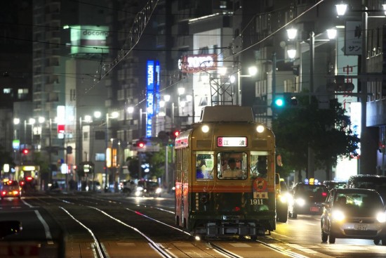 焦点距離： 360mm / シャッター速度：1/30秒 / 絞り数値：F5.6 / ISO感度：1600　こちらもまた広島電鉄から。都市の中心を走る路面電車は、街灯も多く夜も撮りやすい。