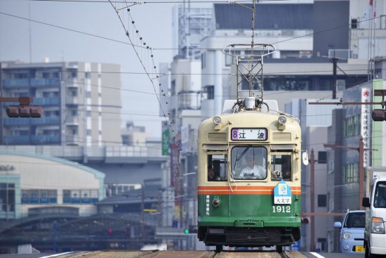 焦点距離： 400mm / シャッター速度：1/500秒 / 絞り数値：F6.3 / ISO感度：320　元京都市電の車両が今日も何気なく走っている。横川駅を出発して次の電停で撮影。