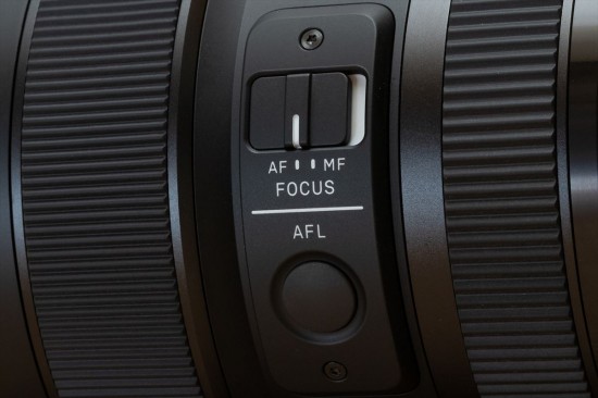 AF/MFスイッチがあるので、瞬時にMF切り替えが可能。AFLボタンは、カメラ側の設定で様々な機能を割り当てられる。