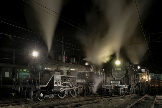 焦点距離：38 mm / シャッター速度：8秒 / 絞り数値：F8.0 / ISO感度：125　鉄道会社が企画したナイトトレインに参加して撮影した一枚。重連 で走った夜汽車は珍しいかもしれない。撮影会では三脚の使用も認められている。 